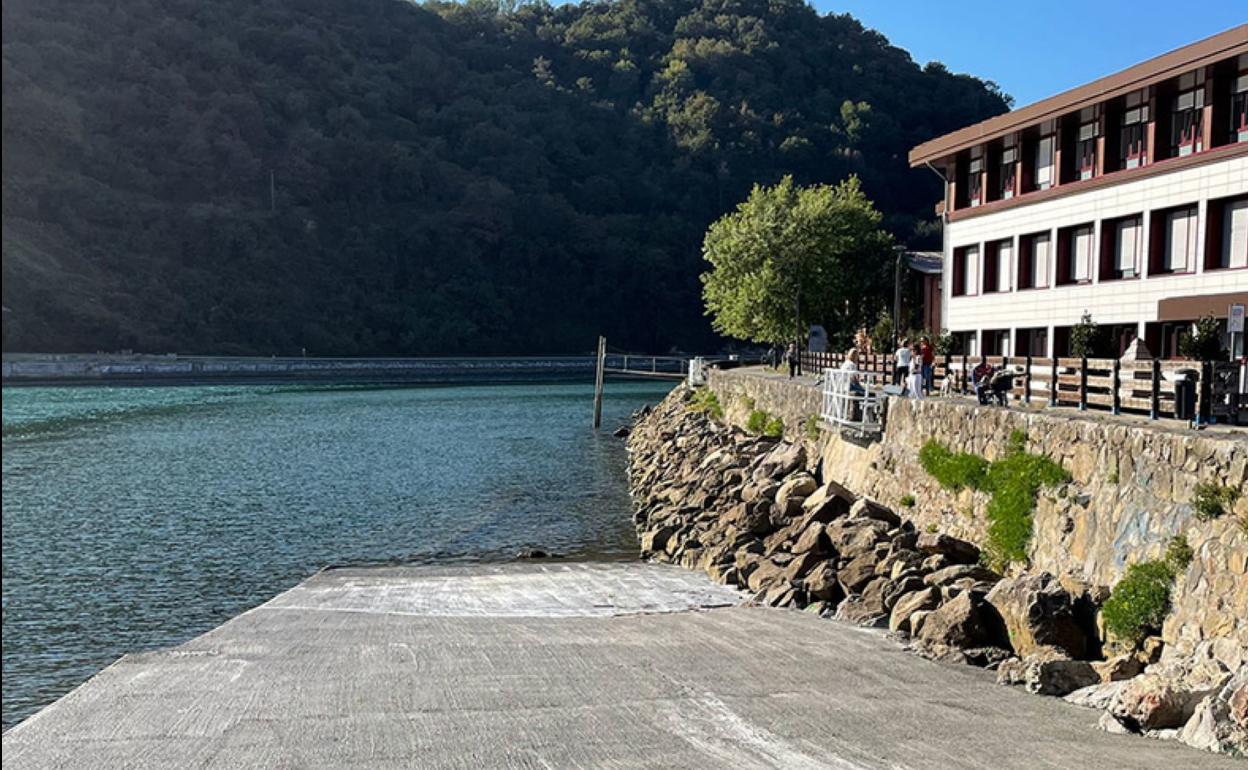 Hormigoiz estali eta arranpla konpondu da jendea ez irristatzeko. 