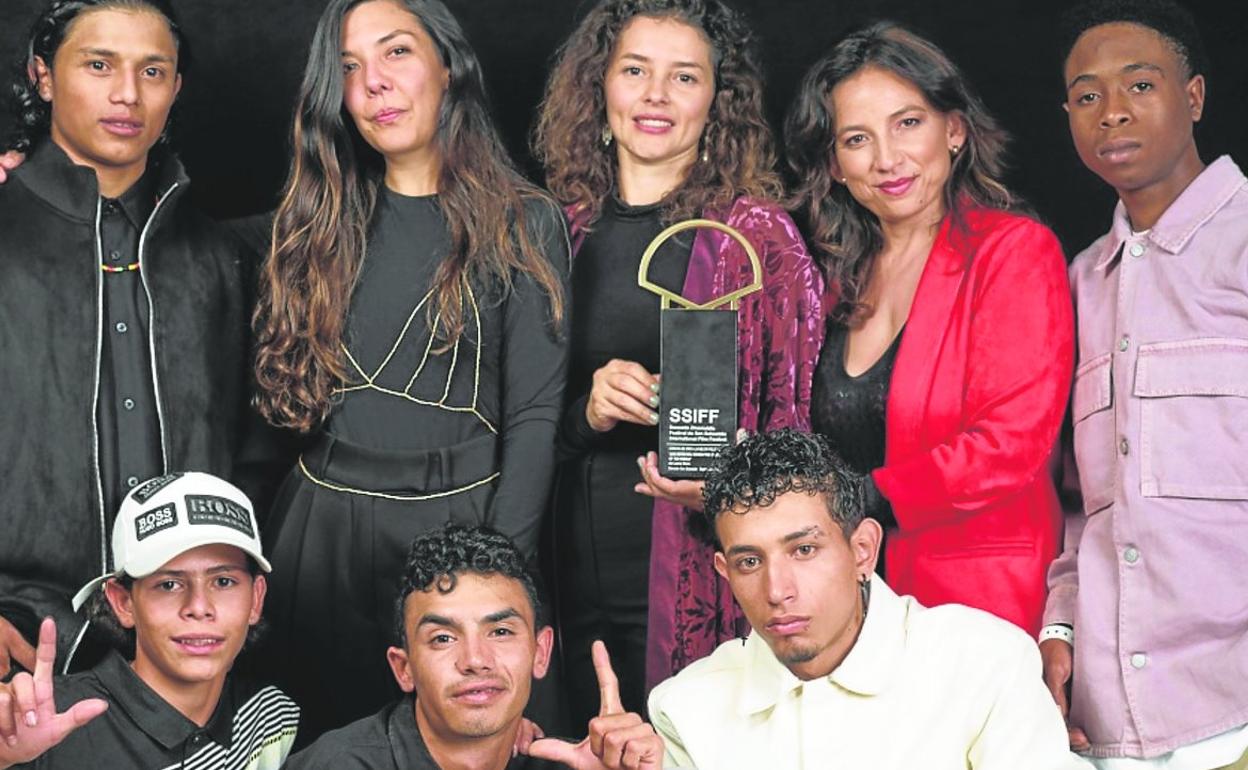 El equipo de 'Los reyes del mundo' posa con la Concha de Oro. 