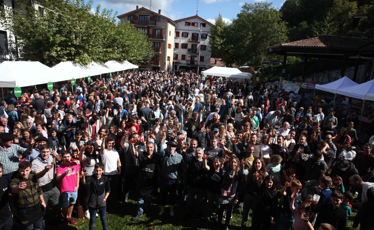 Multitudinario brindis celebrado ayer en Foru Plaza durante el transcurso de una nueva edición del Sagar Uzta. 