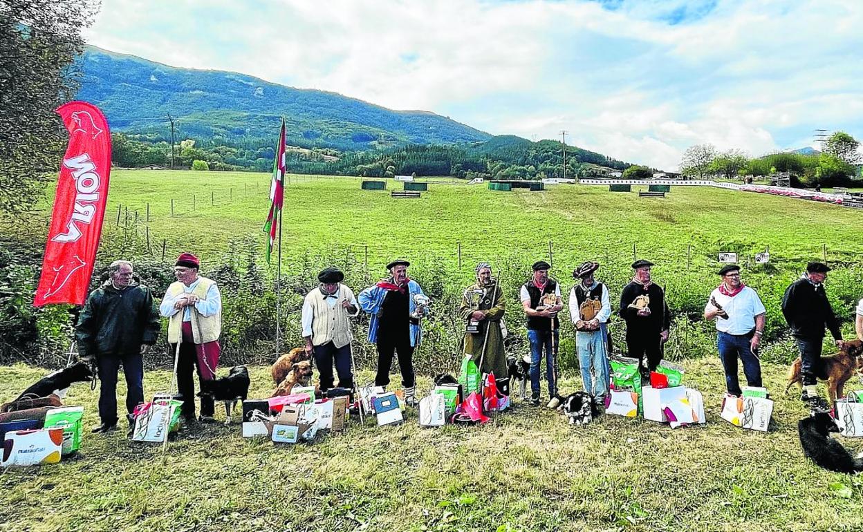 La organización agradeció el trabajo de los trece participantes en una matinal en la que hubo de todo climatológicamente hablando, fresco, unos rayitos de sol y aguacero
