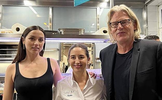 Ana de Armas, Elena Arzak y Andrew Dominik.