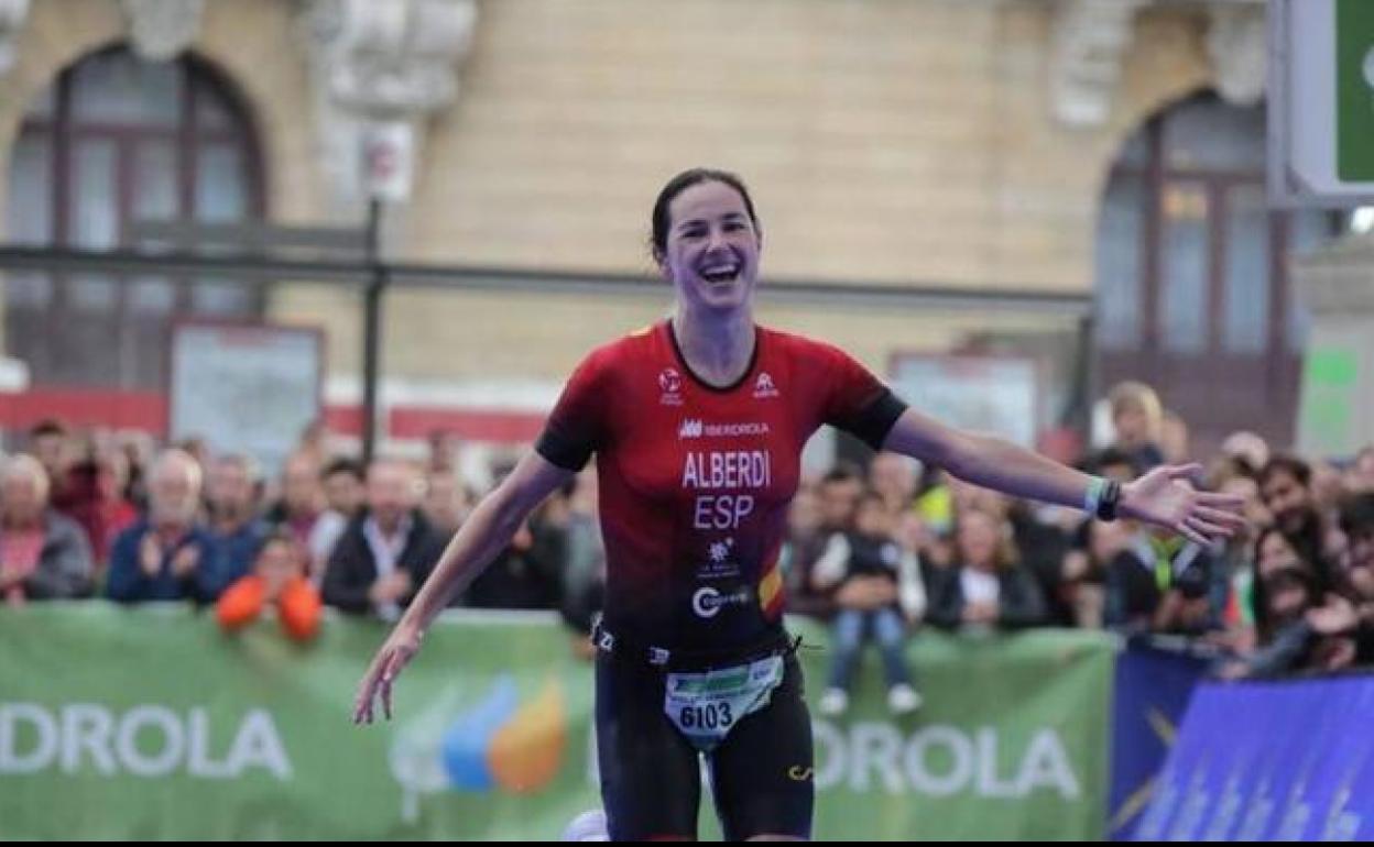 Helene Alberdi se proclamó en Bilbao campeona de europa de triatlón de media distancia