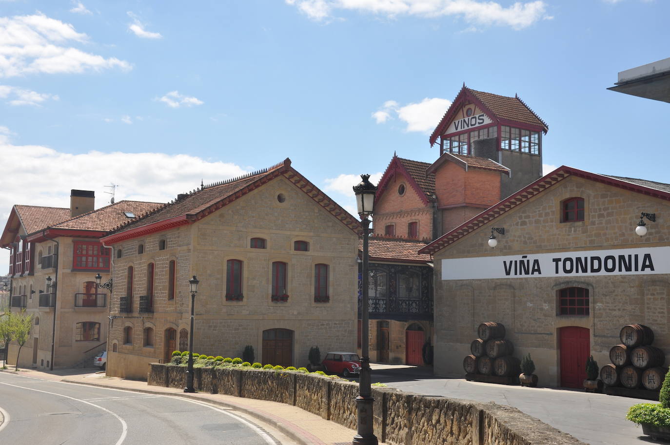 Bodega R. López de Heredia Viña Tondonia, Haro. Modernizada por Zaha Hadid.