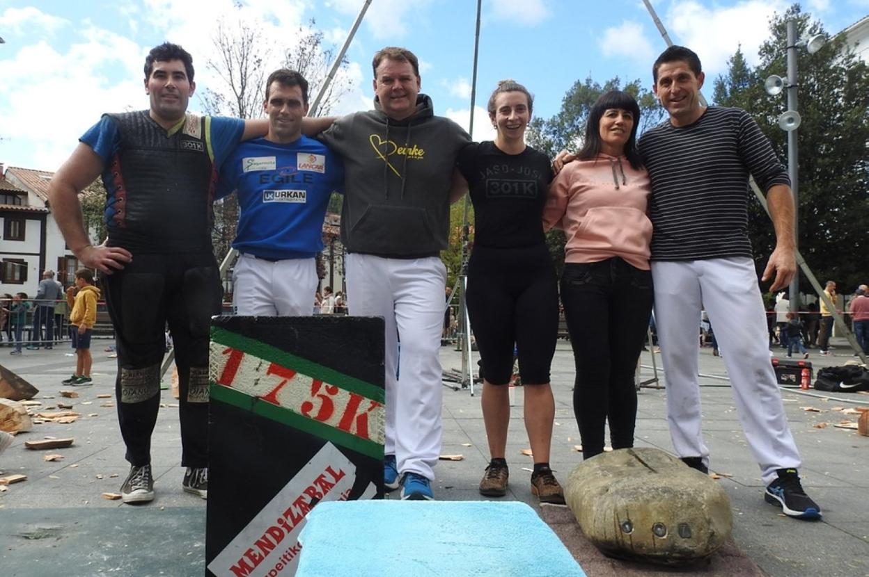 Los miembros de los seis grupos que participaron en el campeonato de doke posaron en el exterior de Basotxo. A la derecha, los participantes en la exhibición de deporte rural. 