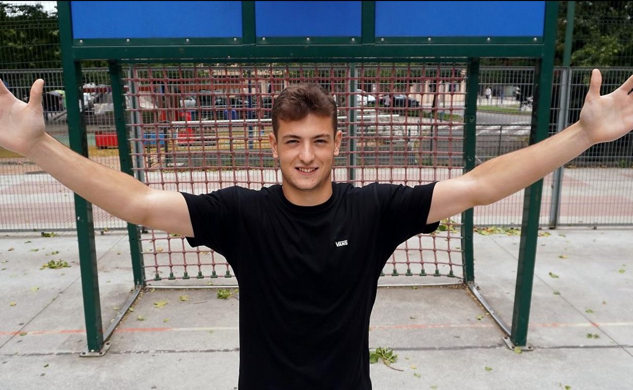 Julen Agirrezabala levanta las manos como si fuera a detener un balón. 