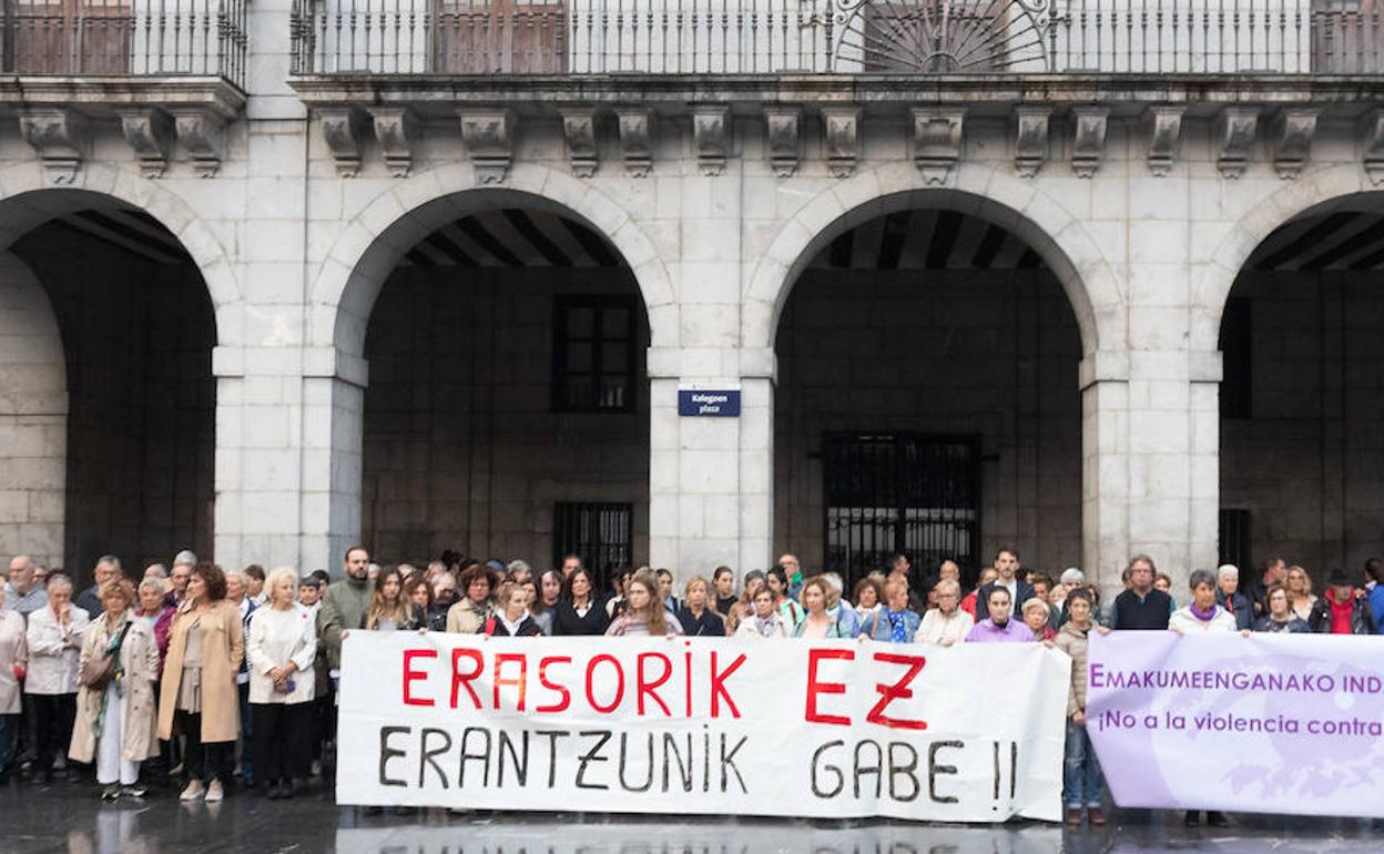 La concentración frente al Ayuntamiento de Elgoibar.