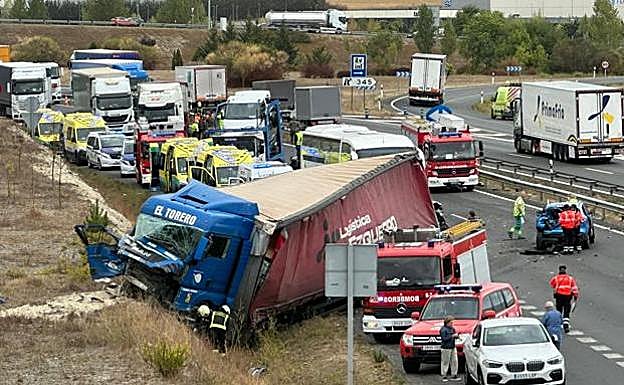 Bomberos y equipos de emergencia atienden al accidente.