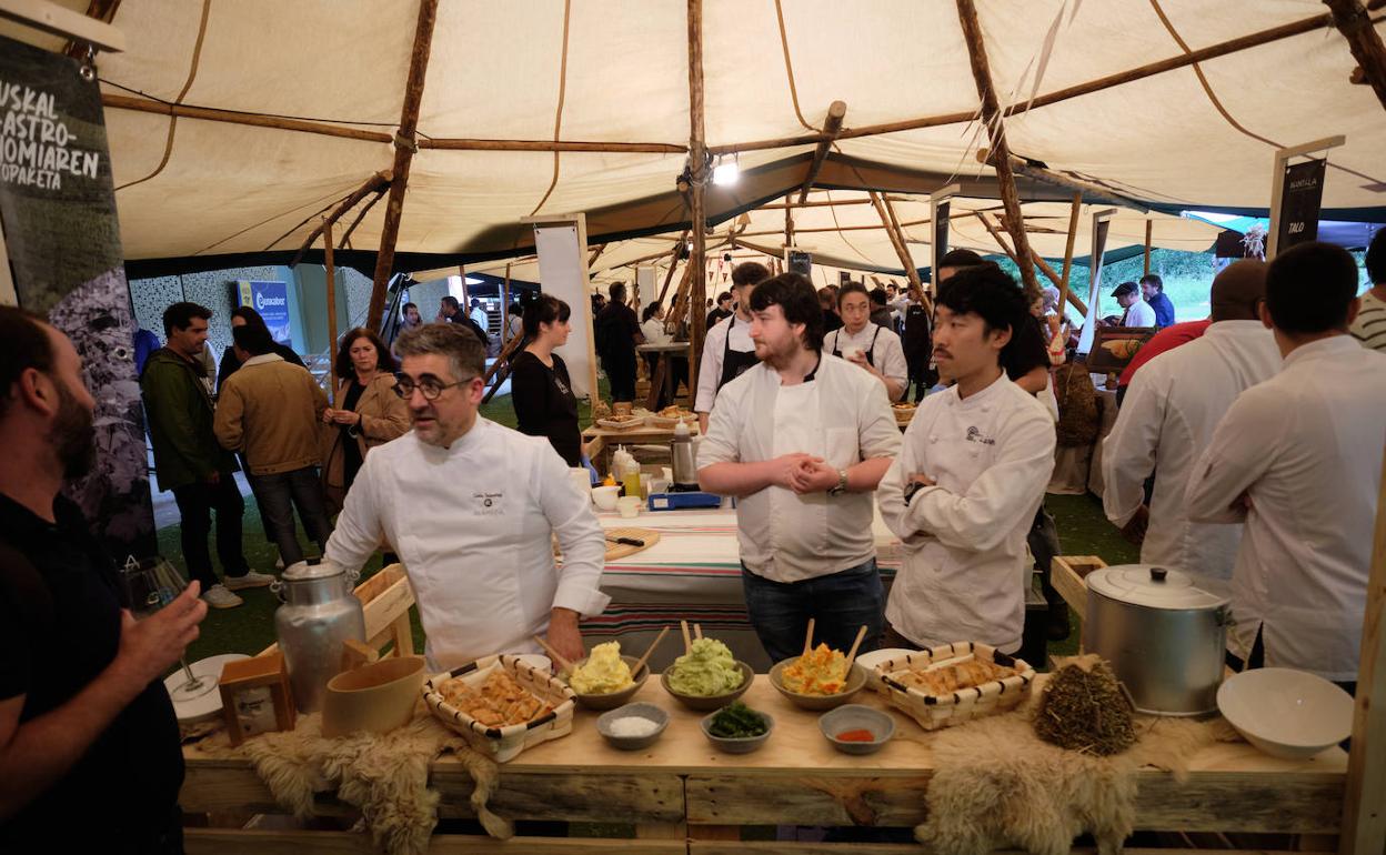 Gorka Txapartegi y su equipo del Alameda en la fiesta de Miramon.