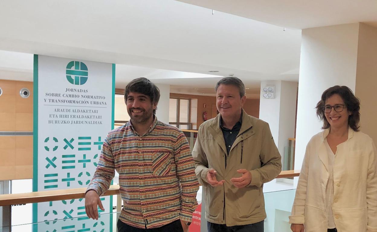 Borja Olazabal, José Antonio Santano y Mónica Alday con el cartel de las jornadas al fondo. 