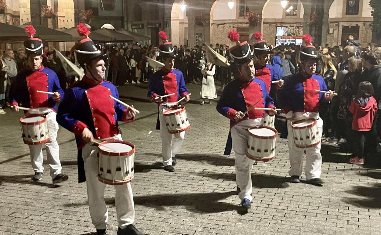 El tiempo aguantó para una tamborrada histórica.
