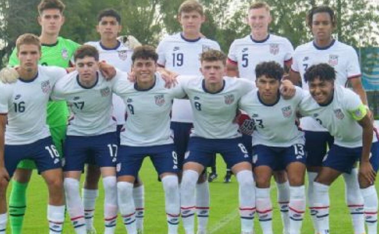 Jonathan Gómez, con el dorsal 13 en la fila de abajo, al lado del capitán.