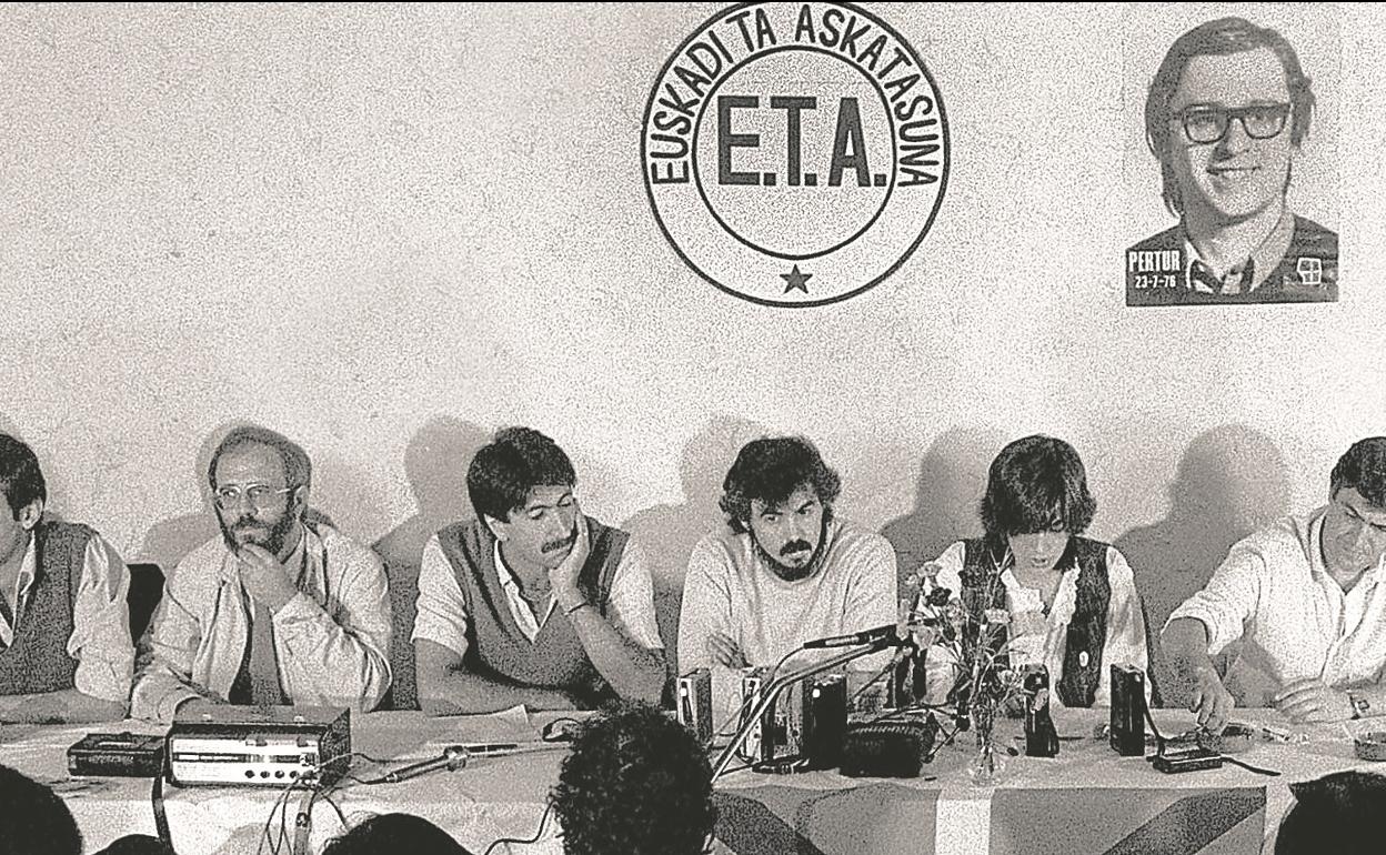 Los diez miembros de ETA-pm, en su histórica comparecencia del frontón de Biarritz el 30 de septiembre de 1982. 