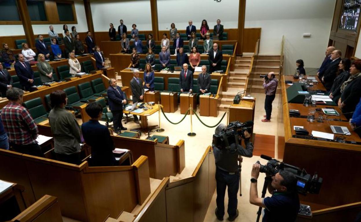 El pleno de este jueves en el Parlamento Vasco se ha iniciado con un minuto de silencio en recuerdo por la guipuzcoana María Luisa Larrañaga, asesinada por su marido en Benidorm el domingo