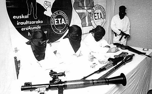 Aparición armada de los ''polimilis'' en febrero de 1982, antes de abandonar la violencia.