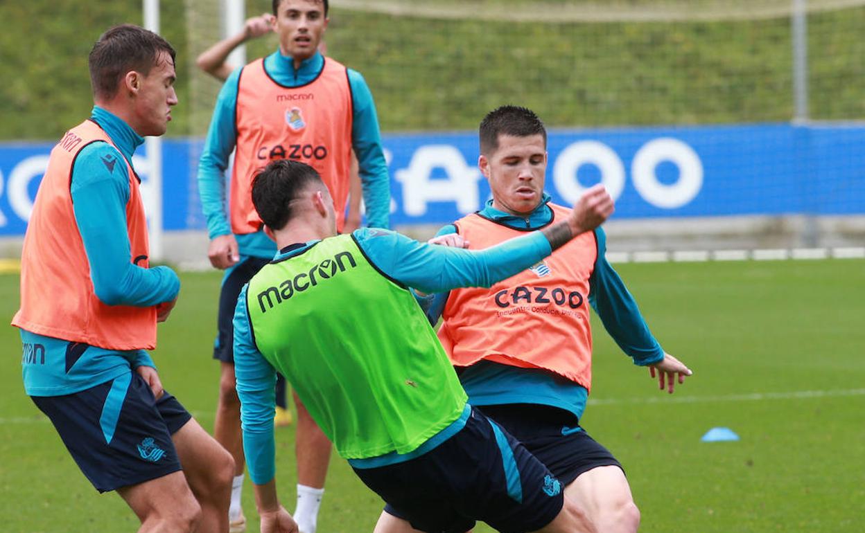 Zubeldia aparece junto a Urko, Guevara y Sola durante un entrenamiento en Zubieta. 