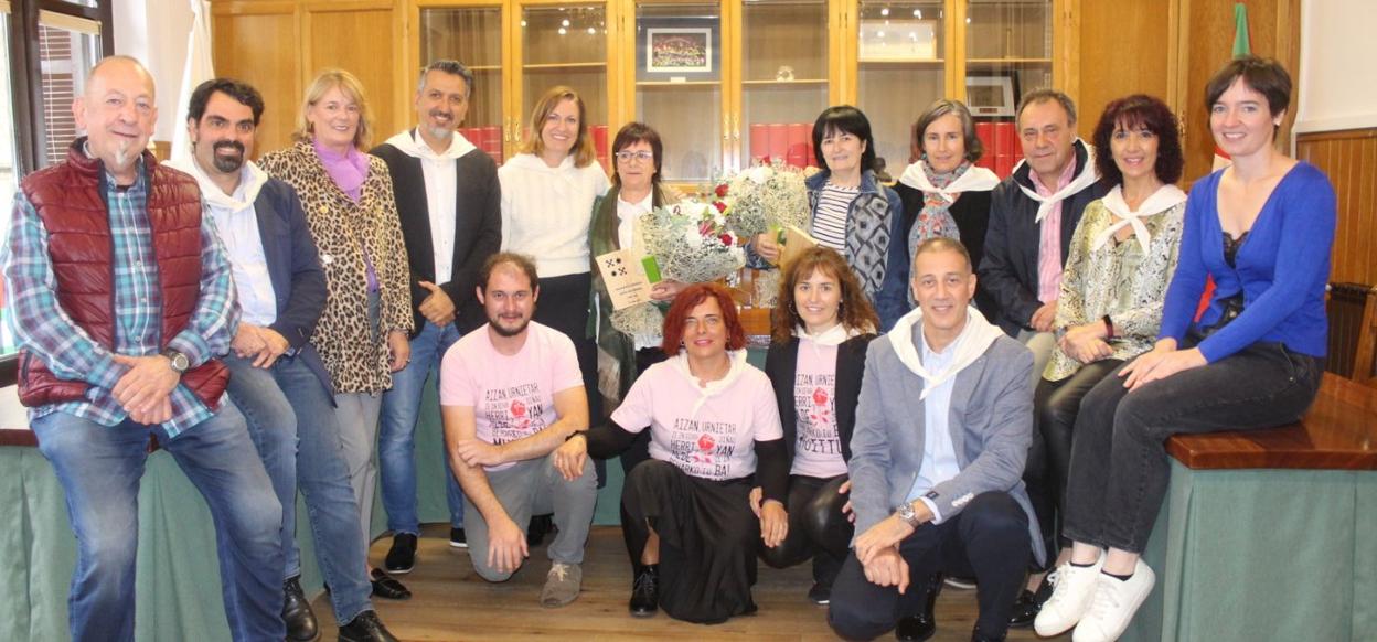 Representantes municipales, bertsolaris y las dos homenajeadas ayer en el salón de plenos del ayuntamiento. 