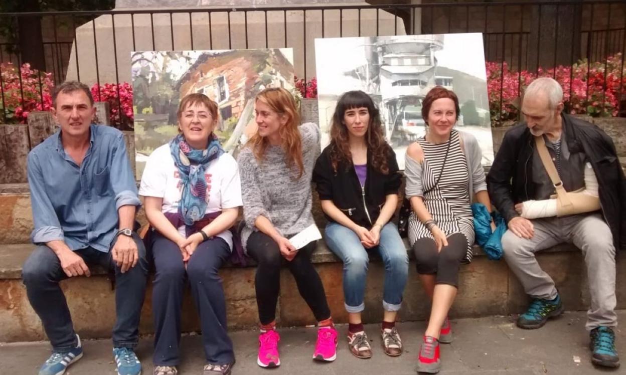 Participantes premiados en ediciones anteriores satisfechos por la decisión del jurado. 