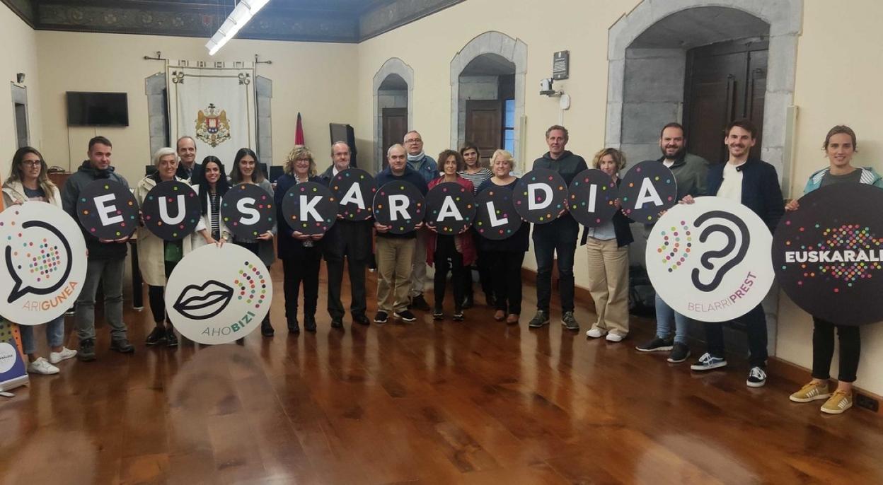 El apoyo de la corporación a Euskaraldia quedó de manifiesto con un acuerdo plenario y una foto de grupo. 