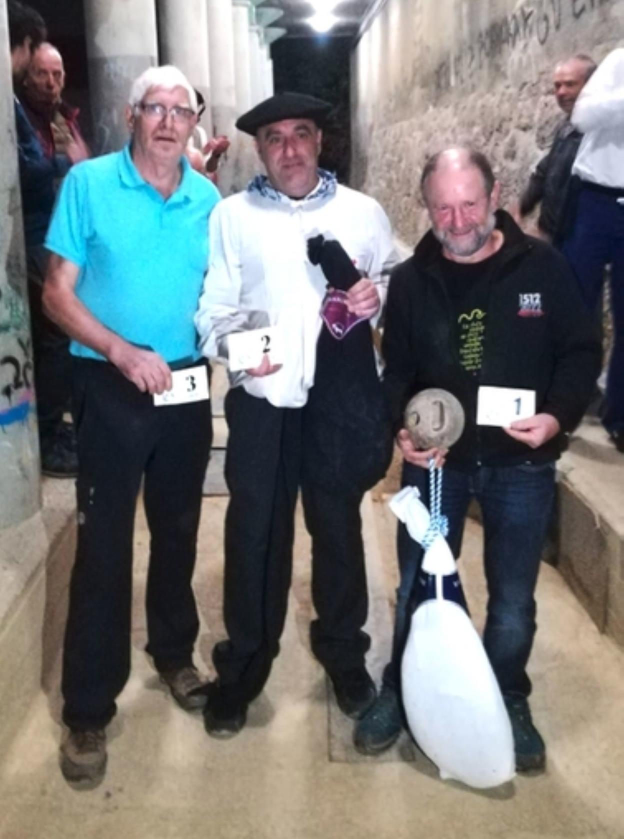 Sebas Aranzabal con sus premios.