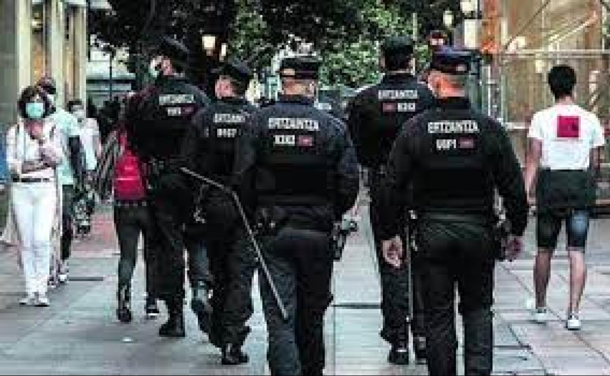 Cuatro arrestados y seis identificados por realizar un butrón en una empresa de Elgoibar