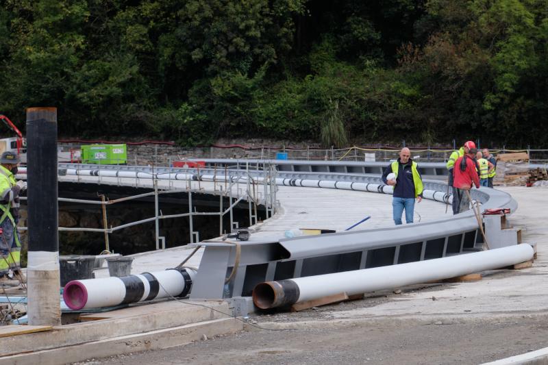 Obras del nuevo puente de Astiñene, entre Egia y Loyola, que será el primero de la ciudad con trazado curvo.