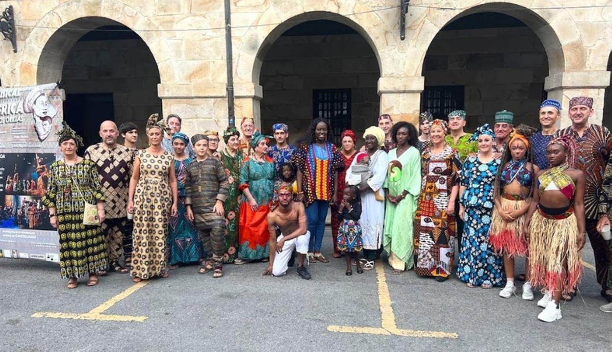 Actores, cantantes y parte del cuerpo de baile del espectáculo. 