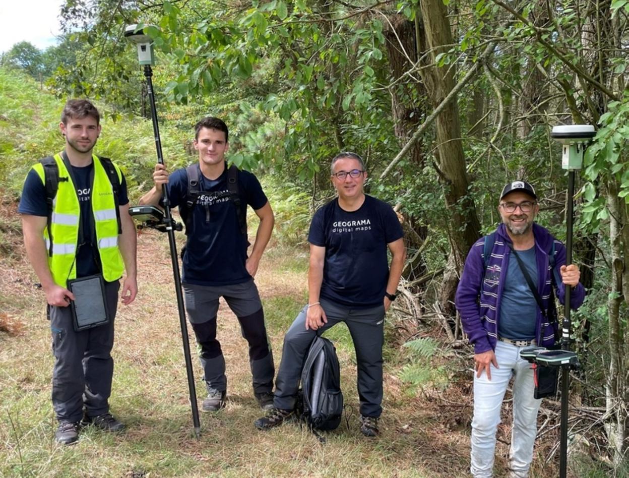 Miembros de la empresa que se encarga de los trabajos de deslinde. 