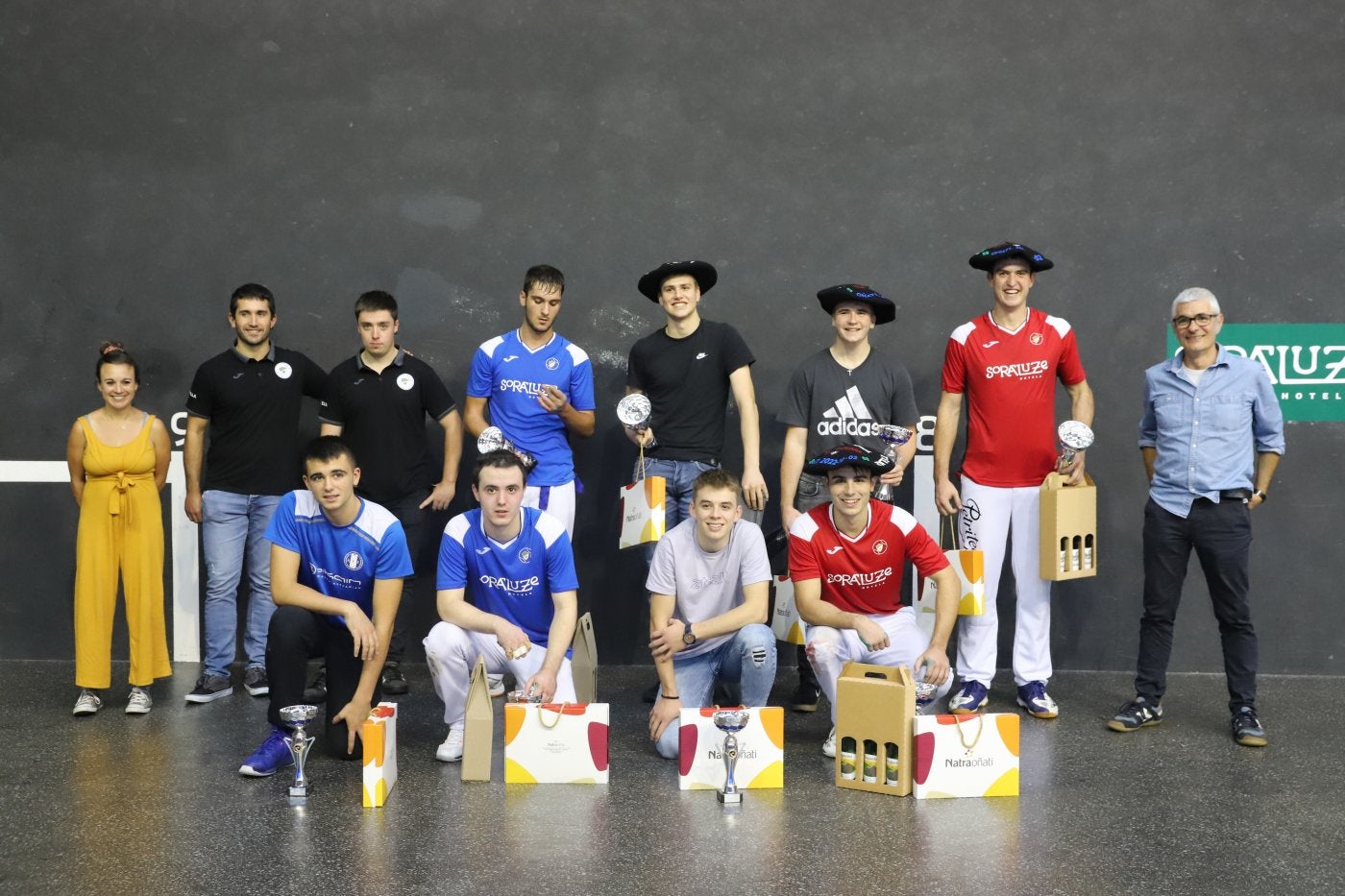 Campeones y subcampeones, con las txapelas y los trofeos. 