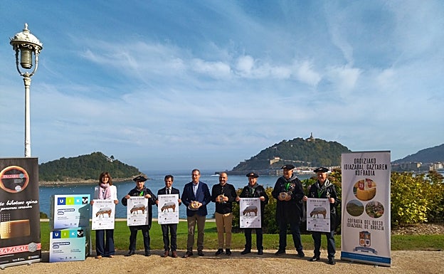Los cofrades e invitados a la presentación del VII congreso de queso de Ordizia en el Palacio Miramar. 