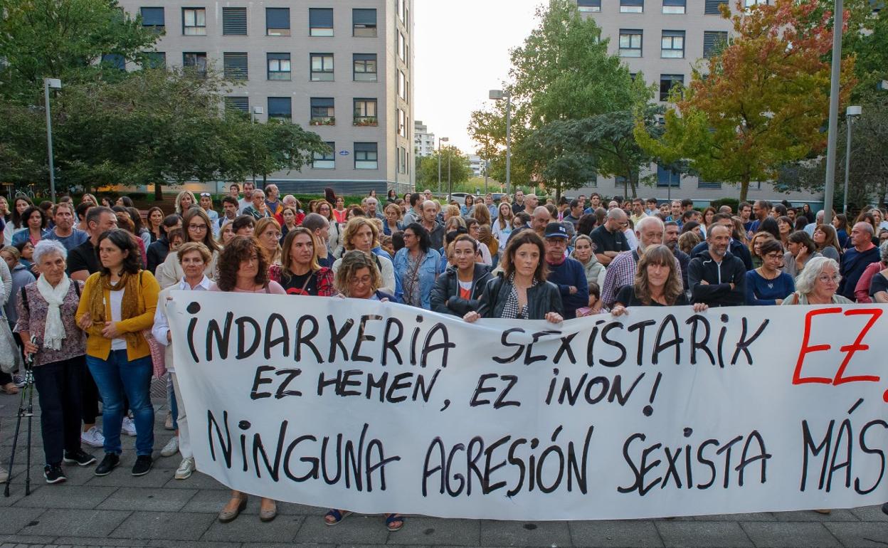 Concentración de repulsa por la violación denunciada por una menor en el barrio donostiarra de Riberas de Loyola el pasado septiembre. 