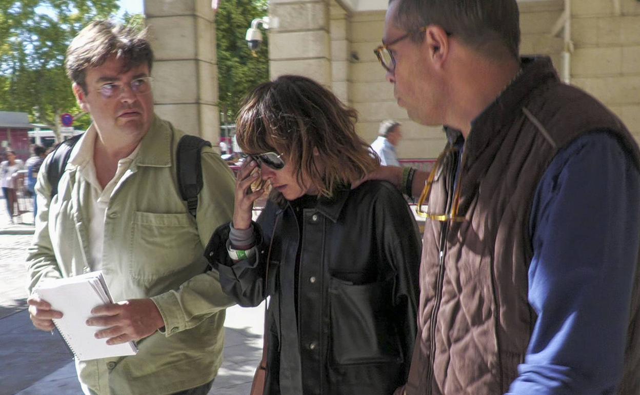 La actriz sevillana María León saliendo el sábado del Juzgado de guardia de Sevilla.