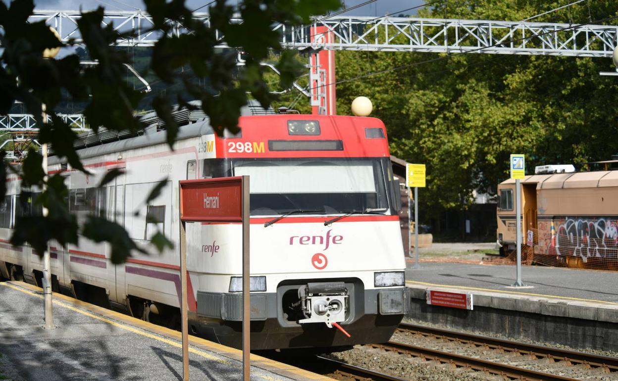 Varias personas acceden a un tren de Cercanías de Renfe en la estación de Hernani.