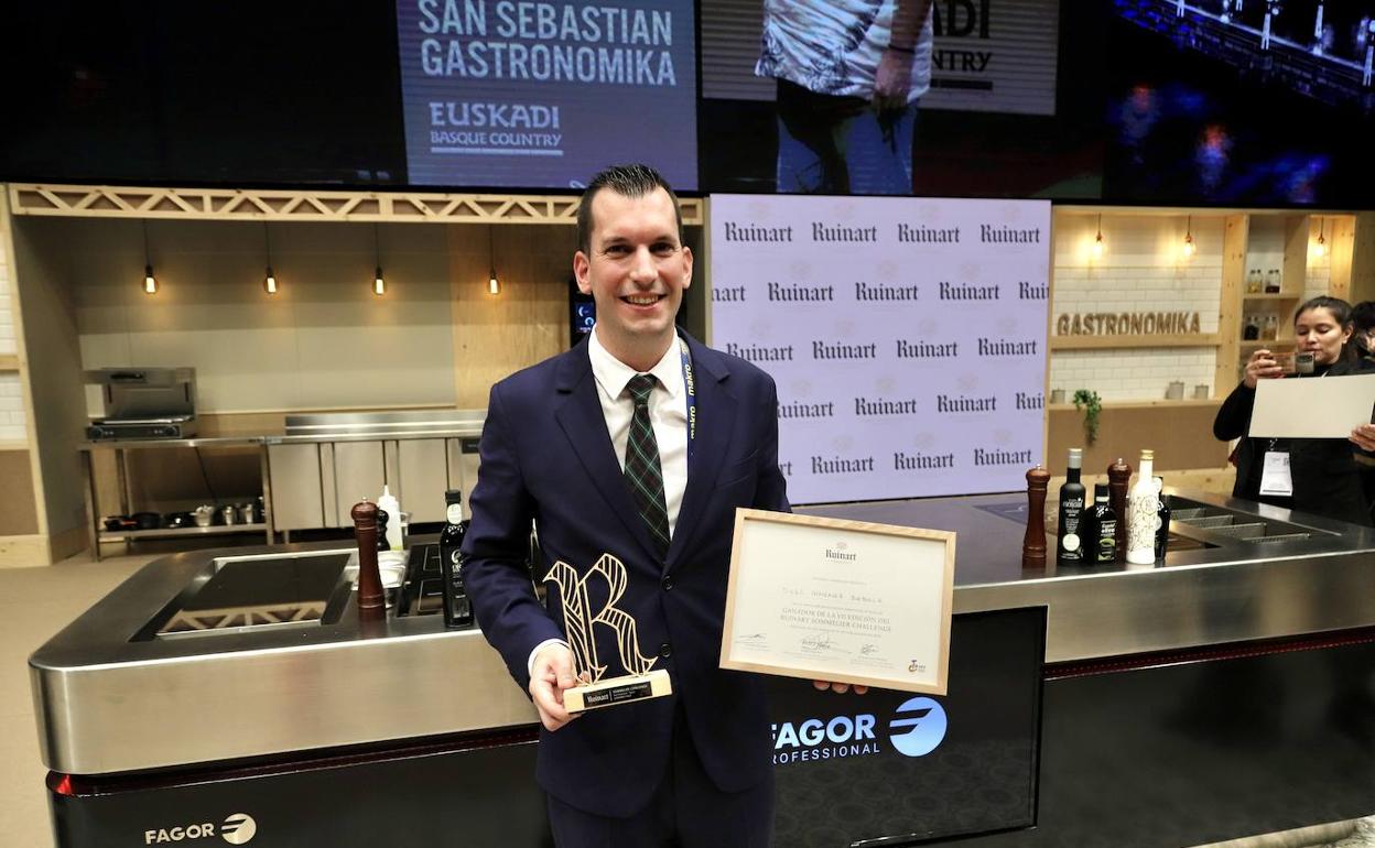 Diego González posa risueño con el premio logrado.