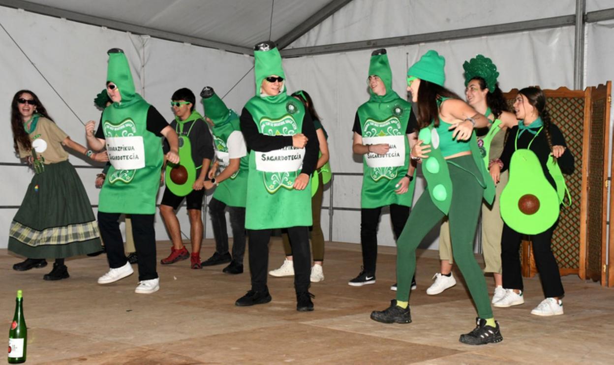 Gazteek kolorea eman zioten play-back jaialdiari. 