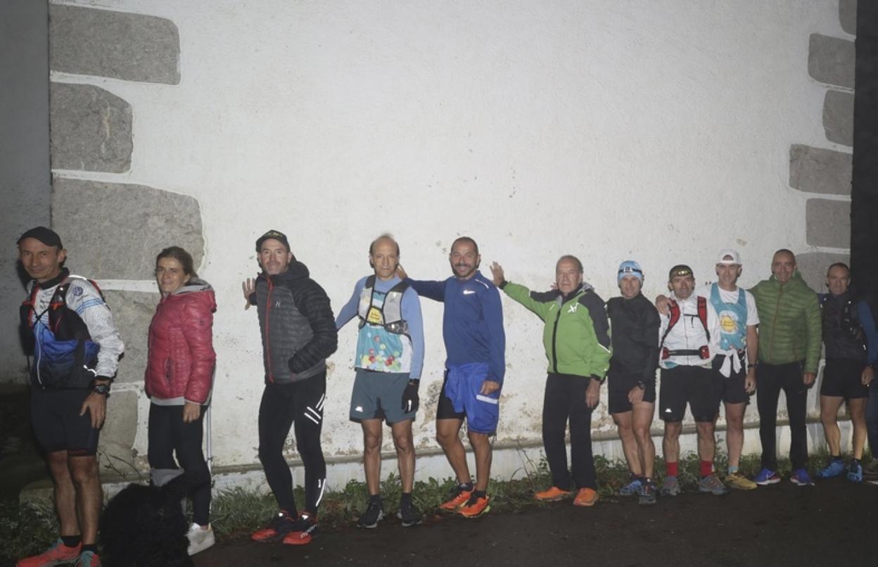 La pared de la ermita de Larraitz a la hora de la salida de la maratón.