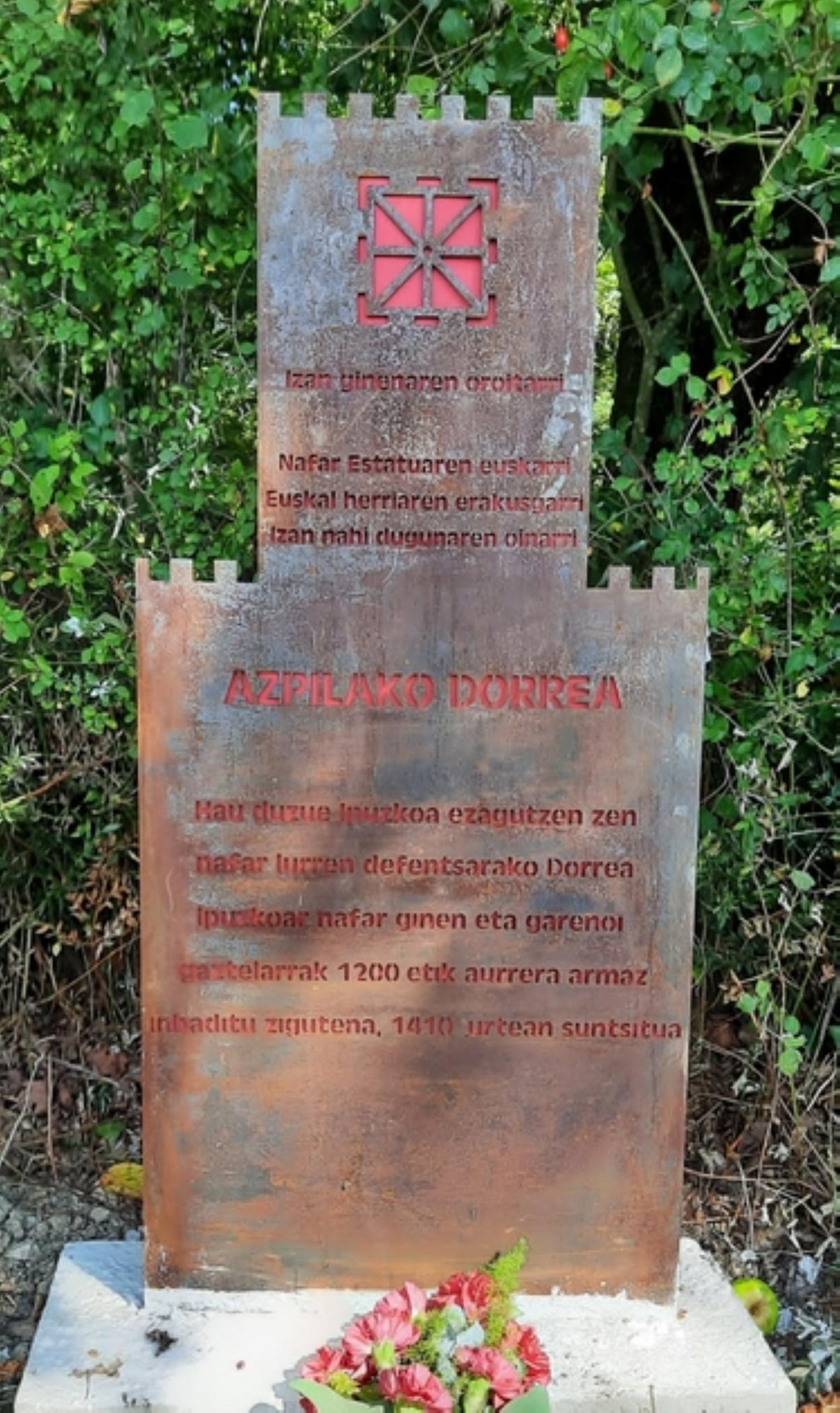 Azpillako gotorlekua zegoen lekuan jarri den oroigarria. 