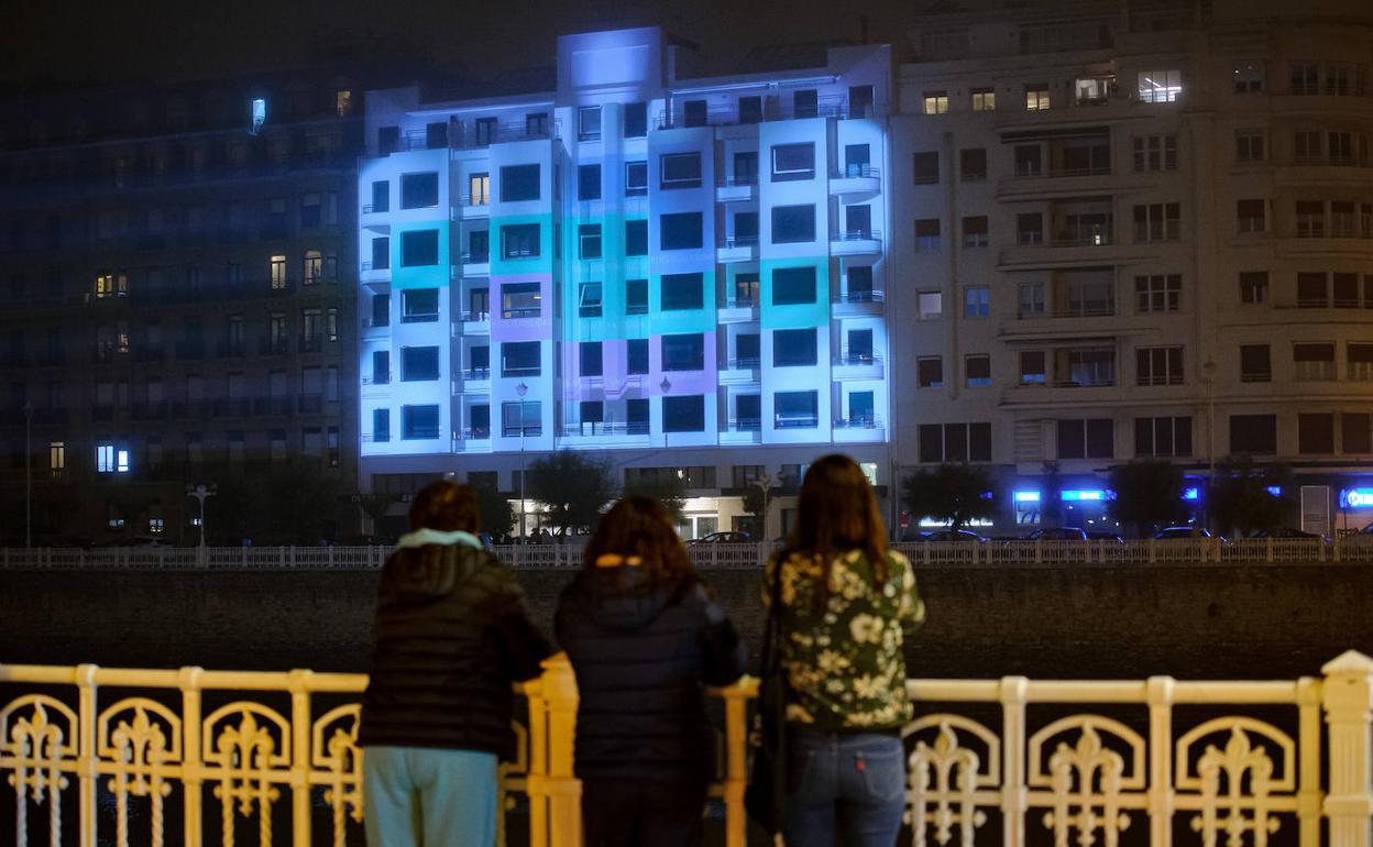 El vídeo 'mapping' sobre el edificio ubicado en el paseo Ramón María Lili 8 y 9 de Donostia.