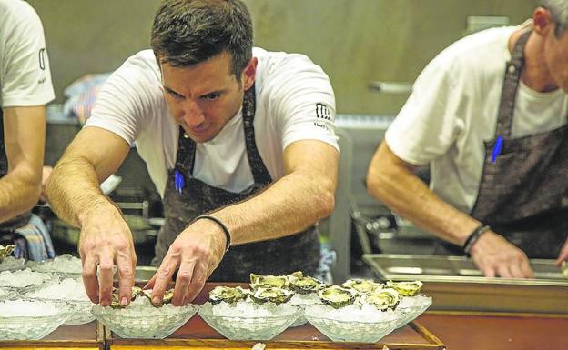 Iñigo Peña y su equipo, en la cocina durante la preparación del largo menú de la cena. 