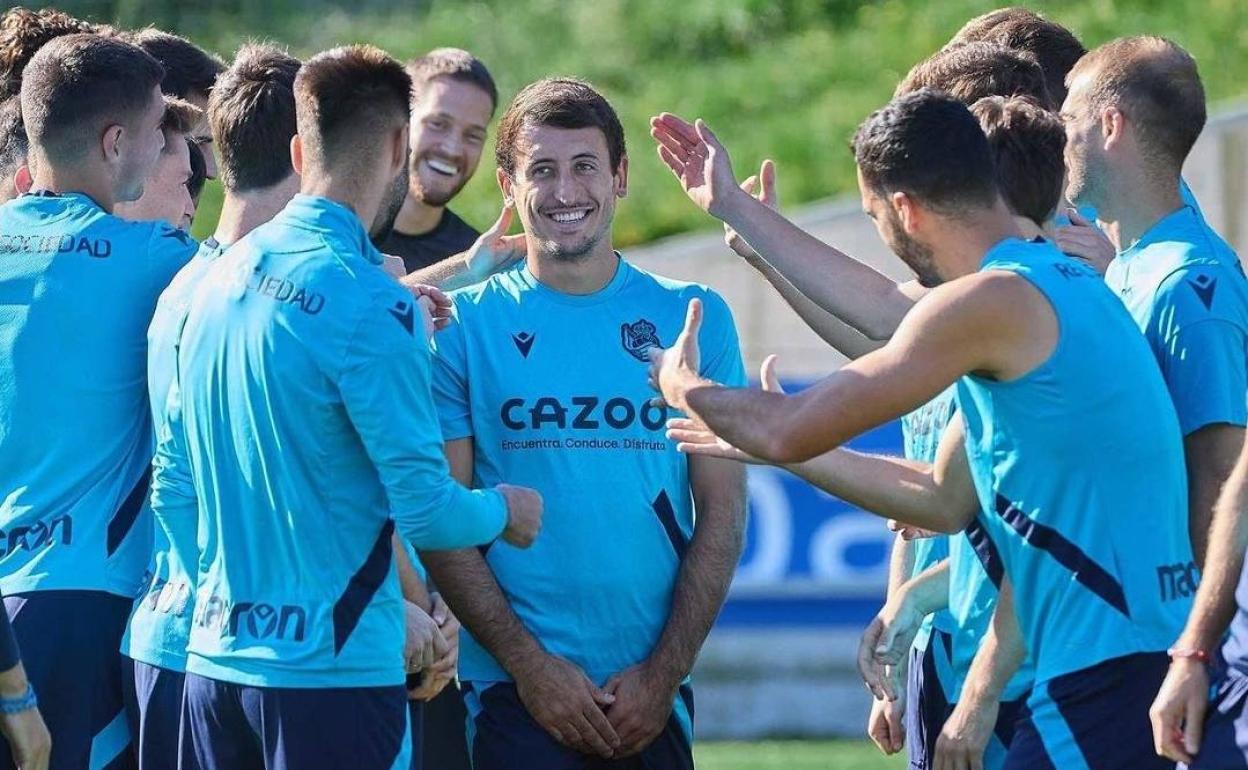 Mikel Oyarzabal, recibido por sus compañeros en la Real Sociedad con un pasillo de collejas. 