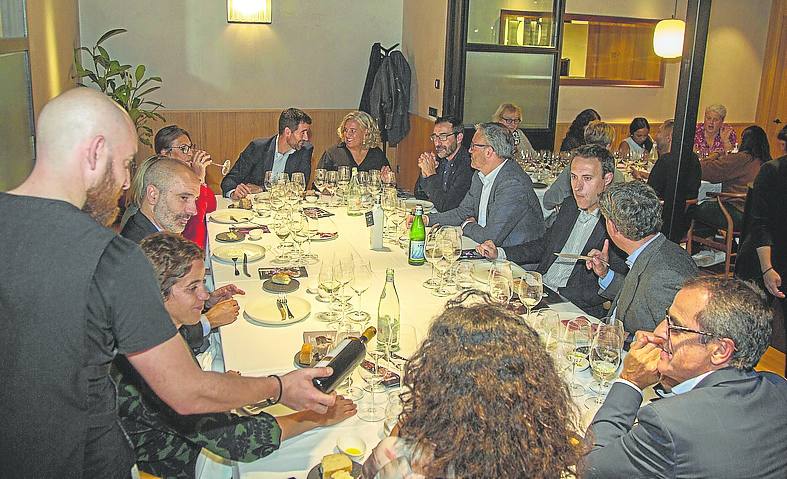 La mesa presidencial también disfrutó de los platos y los estupendos vinos de Vega Sicilia.