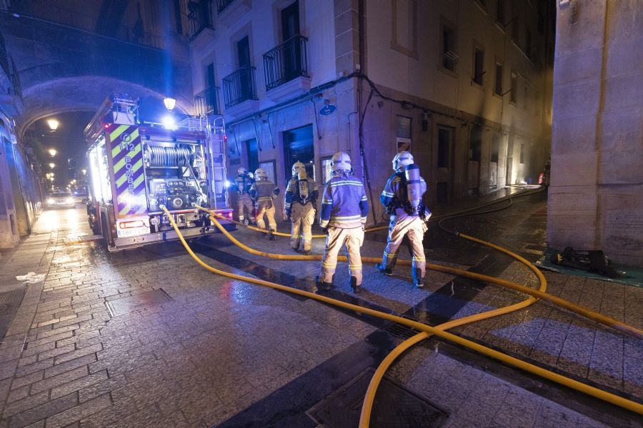 Fotos: Incendio en un mesón de la Parte Vieja