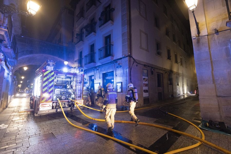 Fotos: Incendio en un mesón de la Parte Vieja