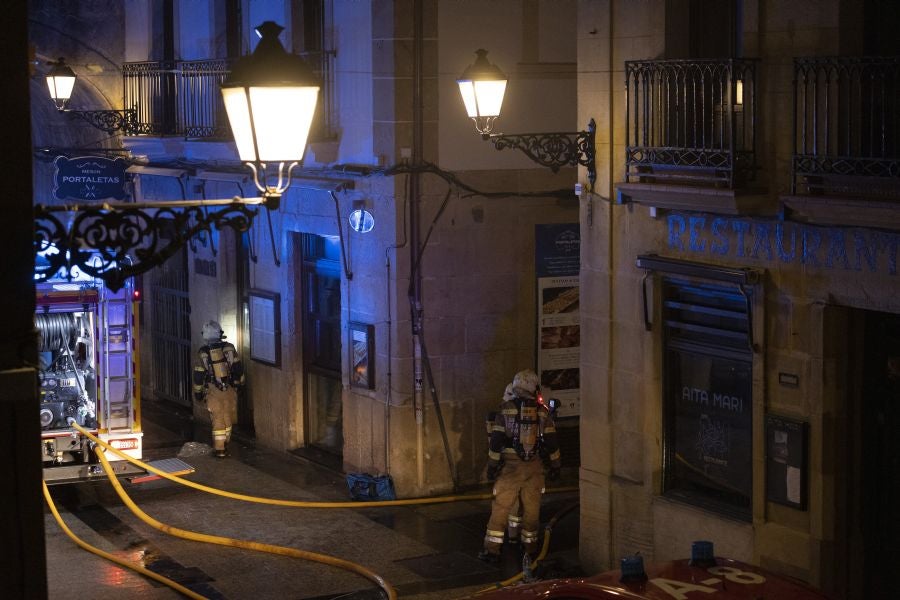 Fotos: Incendio en un mesón de la Parte Vieja