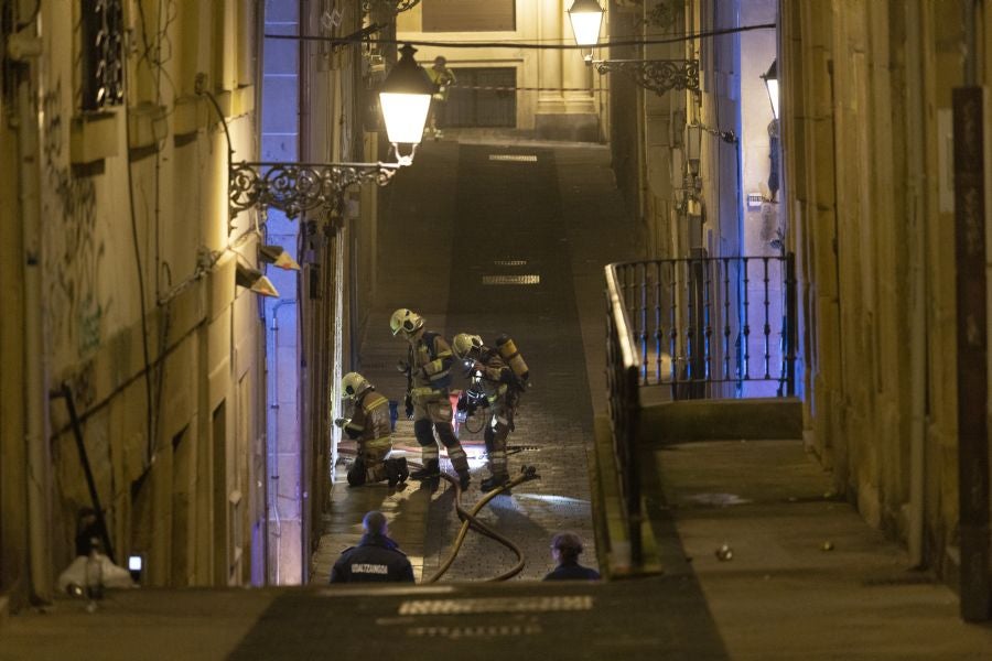 Fotos: Incendio en un mesón de la Parte Vieja