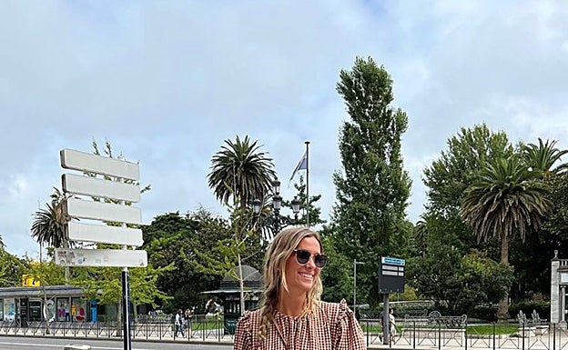 María Pombo con vestido fruncido y botas camperas.