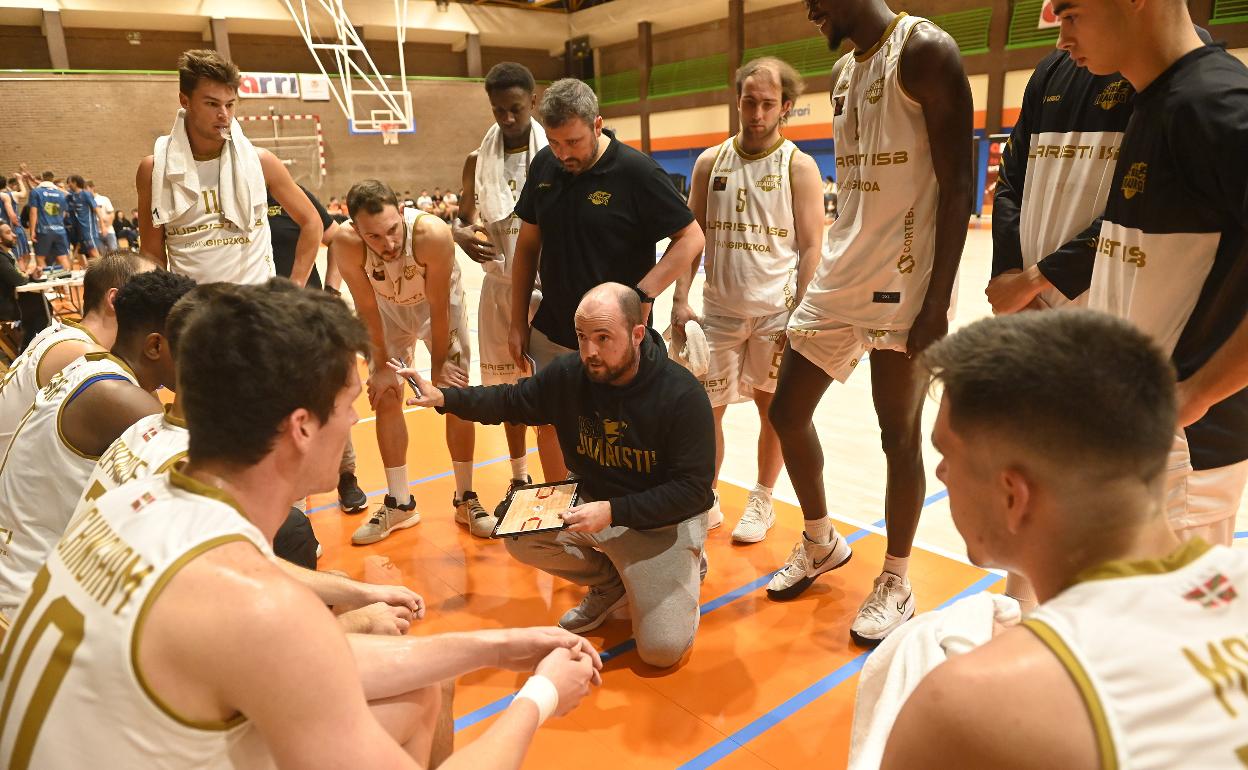 Mikel Odriozola, durante un tiempo muerto en el derbi de la Euskal Kopa en Beasain.