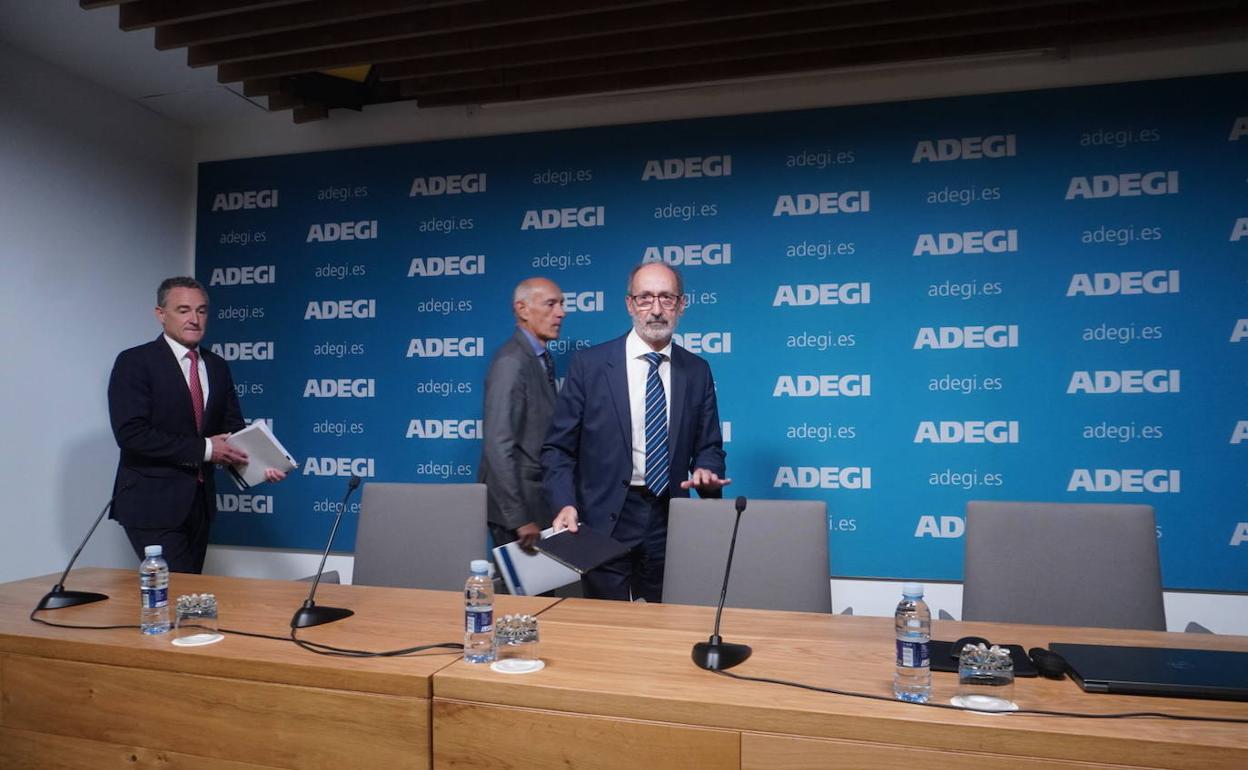 El presidente de la organización empresarial, Eduardo Junkera, compareció acompañado del director general, José Miguel Ayerza, y del responsable de competitividad e innovación, Patxi Sasigain. 