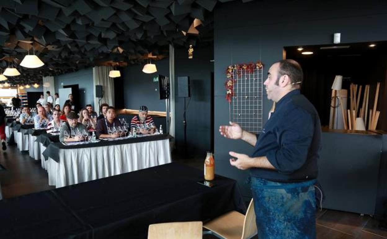 Ekaitz Apraiz explica las elaboraciones que cocinó.