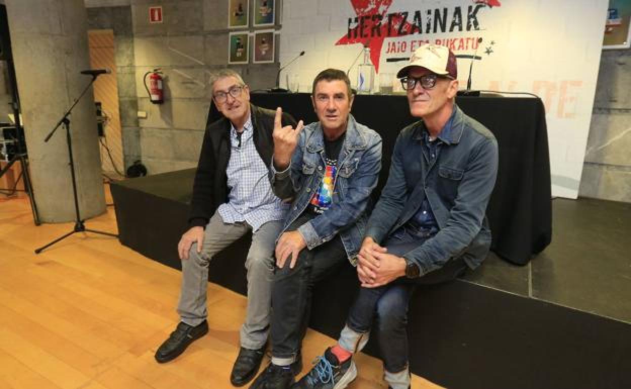 Josu Zabala, el batería Txanpi y el cantante Gari, en la presentación de los conciertos de Hertzainak