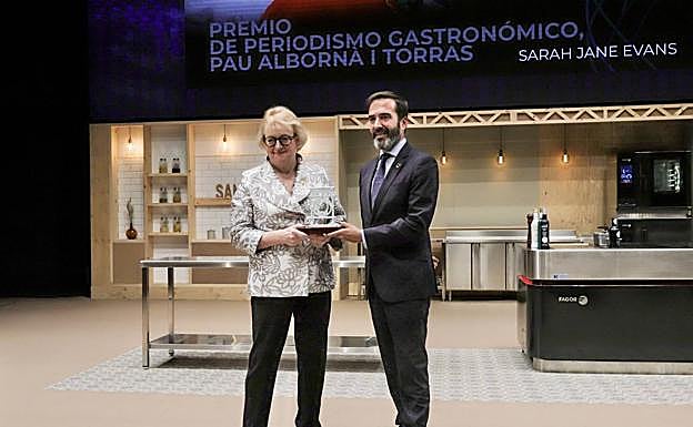 Sarah Jane Evans recibe el Premio Periodismo Gastronómico Pau Albornà y Torras